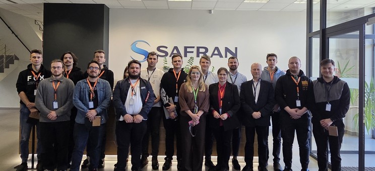 Zespół studentów z pracownikami firmy Safran Aircraft Engines Poland oraz Politechniki Rzeszowskiej biorącymi udział w spotkaniu