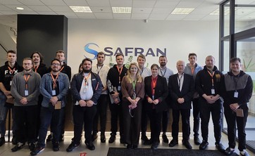 Zespół studentów z pracownikami firmy Safran Aircraft Engines Poland oraz Politechniki Rzeszowskiej biorącymi udział w spotkaniu